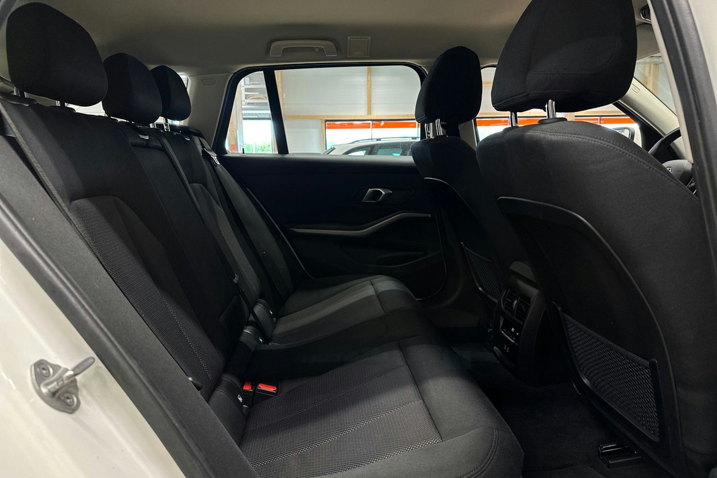valkoinen BMW 330 2021 kuva 15.