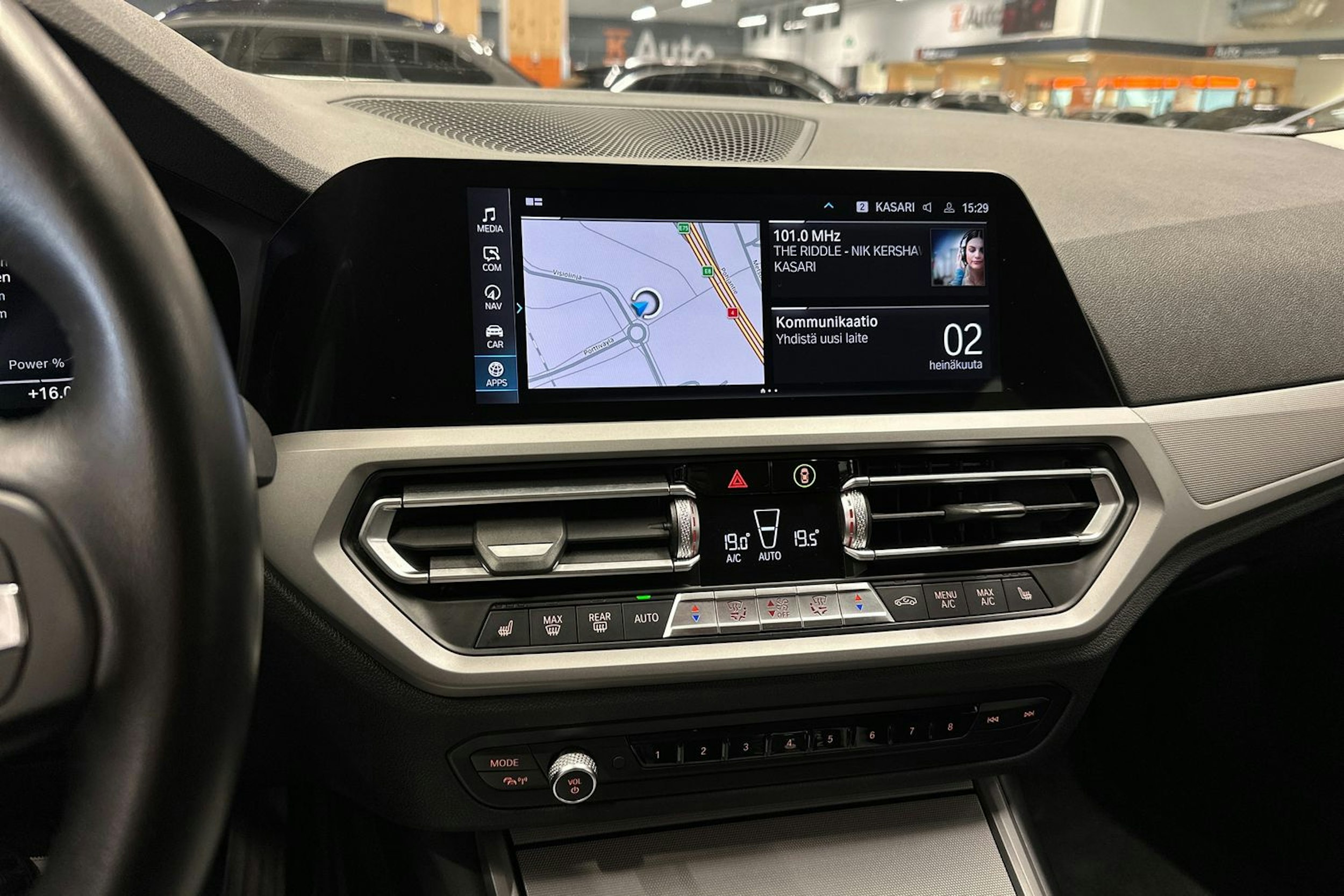 valkoinen BMW 330 2021 kuva 19.