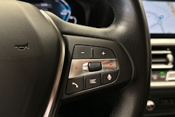 valkoinen BMW 330 2021 kuva 23.