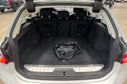 valkoinen BMW 330 2021 kuva 27.