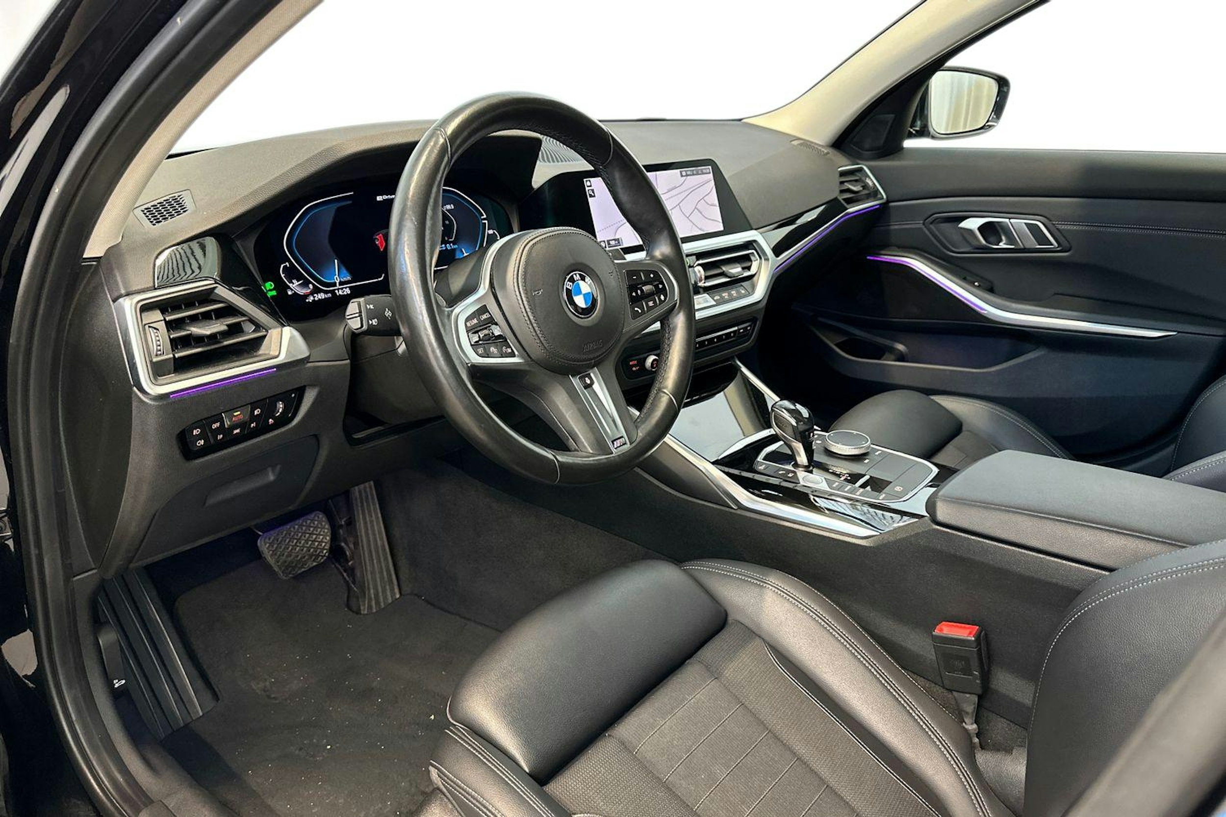 musta BMW 330 2021 kuva 7.