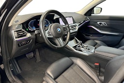 musta BMW 330 2021 kuva 7.