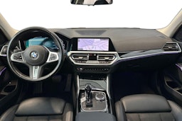 musta BMW 330 2021 kuva 9.