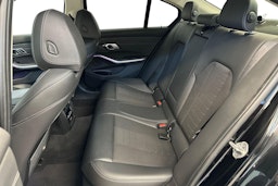 musta BMW 330 2021 kuva 10.