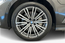 musta BMW 330 2021 kuva 11.