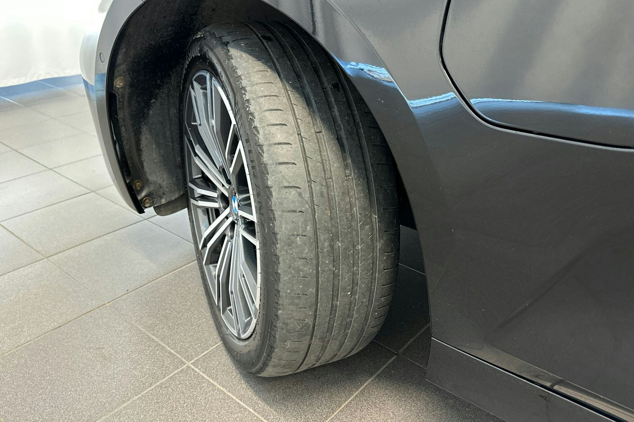 musta BMW 330 2021 kuva 13.