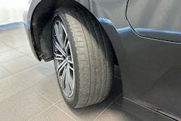 musta BMW 330 2021 kuva 13.