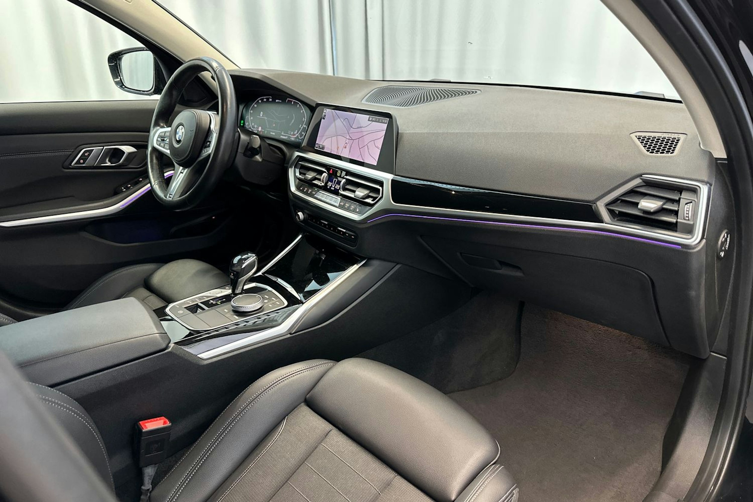 musta BMW 330 2021 kuva 14.