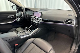 musta BMW 330 2021 kuva 14.