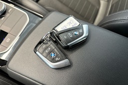 musta BMW 330 2021 kuva 31.