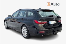 musta BMW 330 2021 kuva 2.