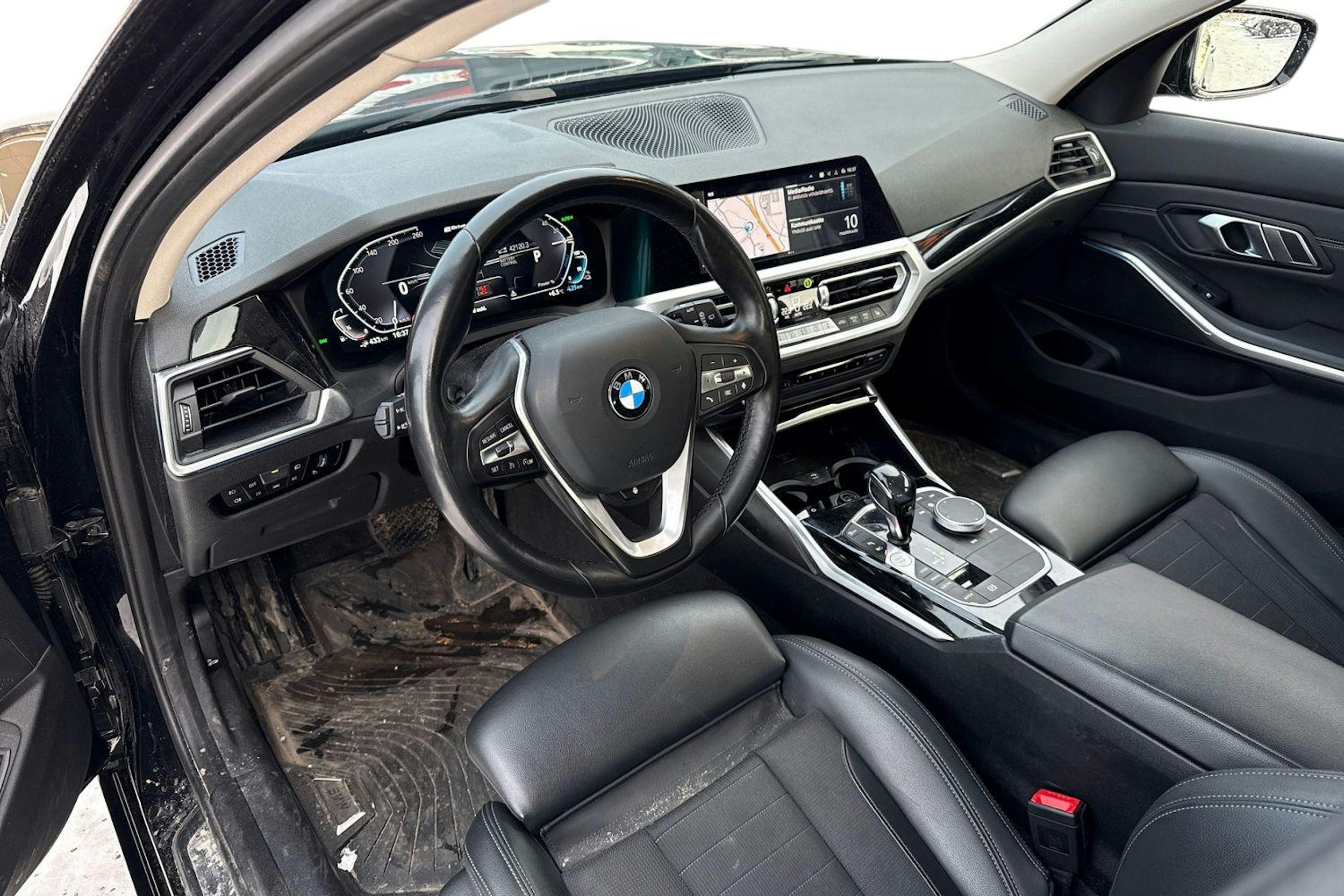 musta BMW 330 2021 kuva 3.