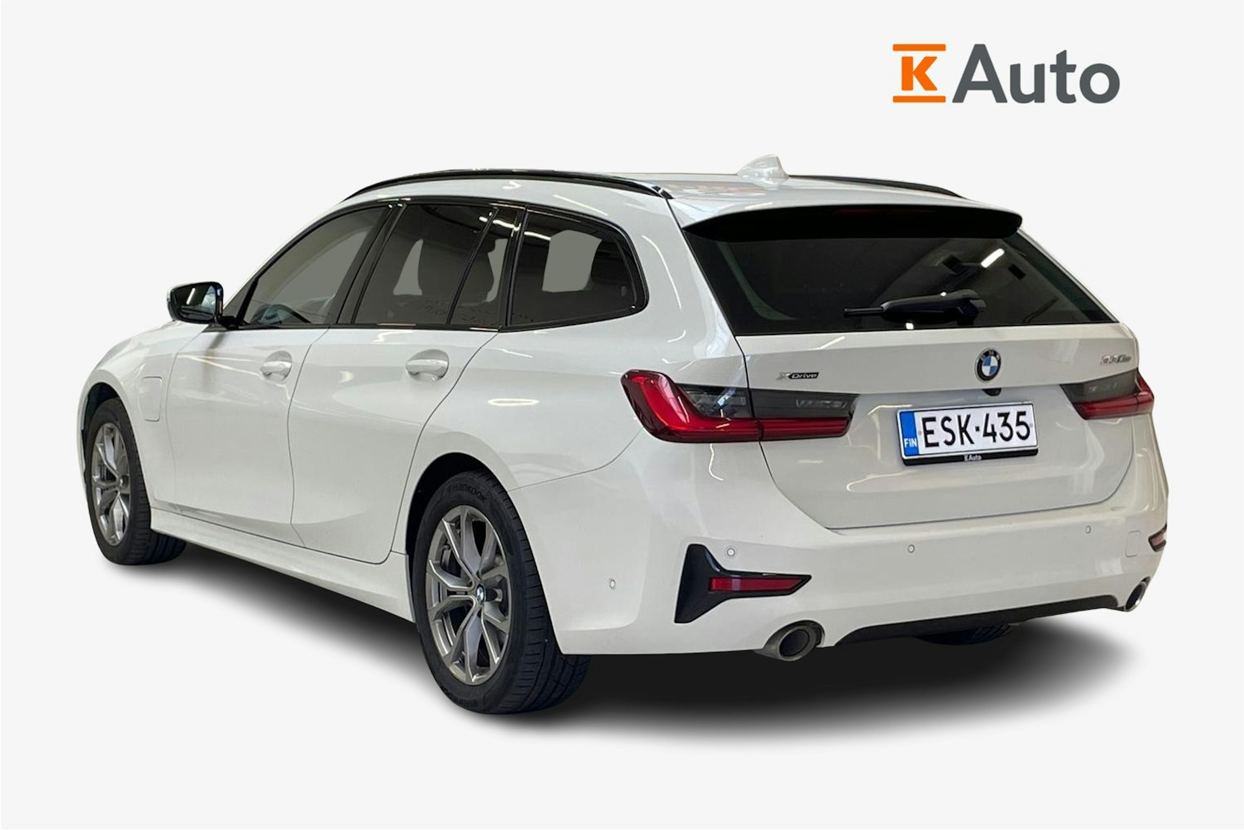 valkoinen BMW 330 2021 kuva 2.