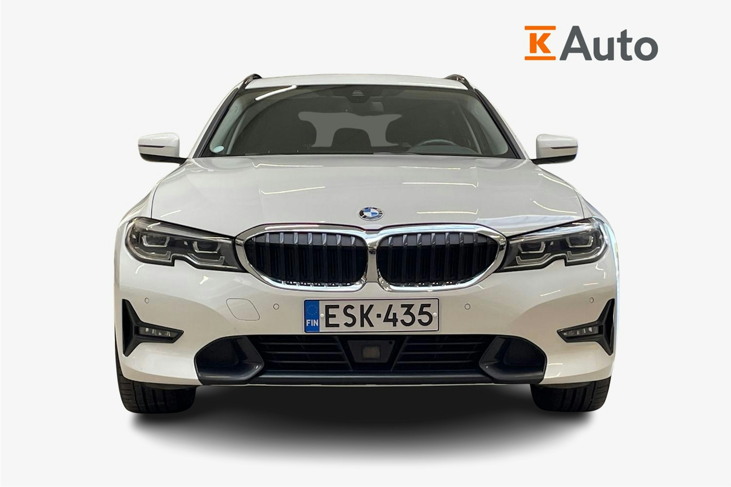 valkoinen BMW 330 2021 kuva 5.