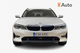 valkoinen BMW 330 2021 kuva 5.