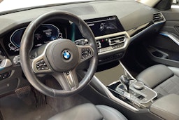 valkoinen BMW 330 2021 kuva 9.