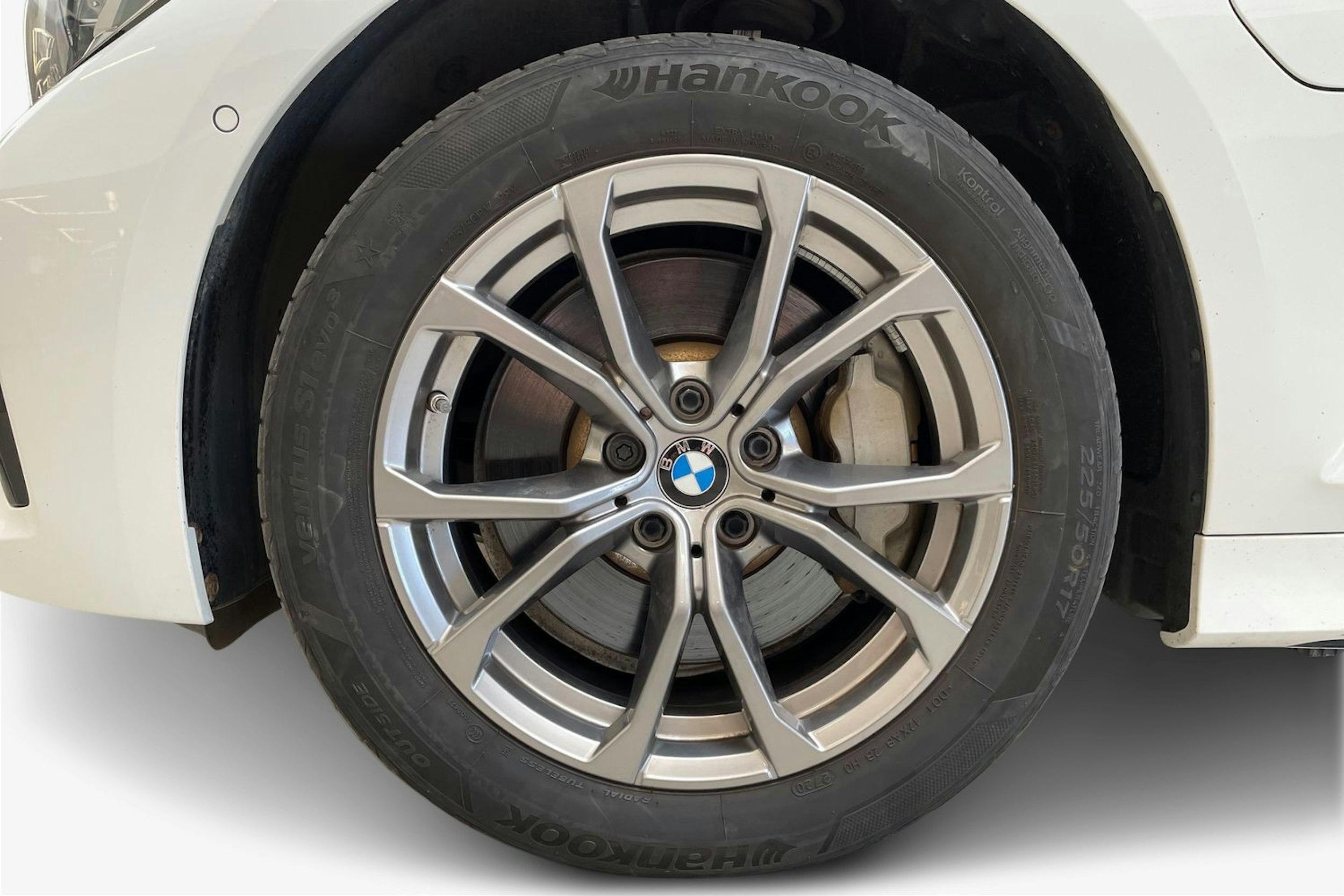 valkoinen BMW 330 2021 kuva 11.