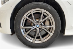 valkoinen BMW 330 2021 kuva 11.