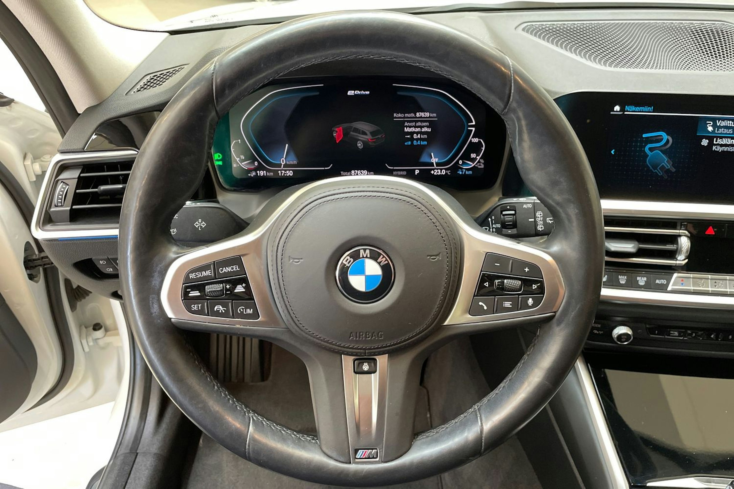 valkoinen BMW 330 2021 kuva 15.