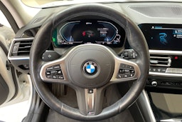 valkoinen BMW 330 2021 kuva 15.