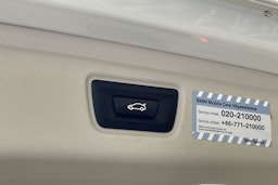 valkoinen BMW 330 2021 kuva 33.