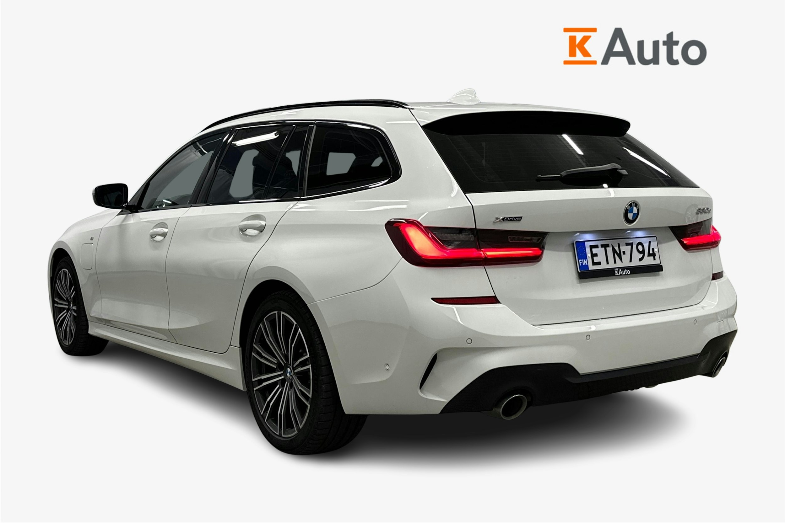 valkoinen BMW 330 2021 kuva 2.