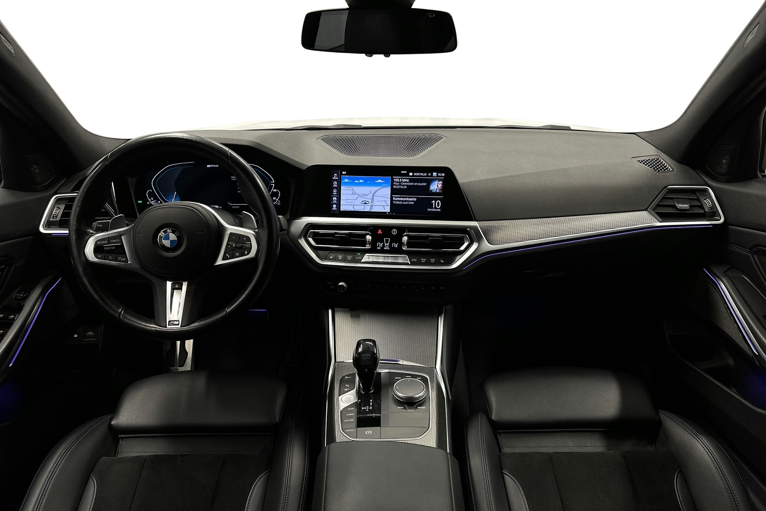 valkoinen BMW 330 2021 kuva 9.