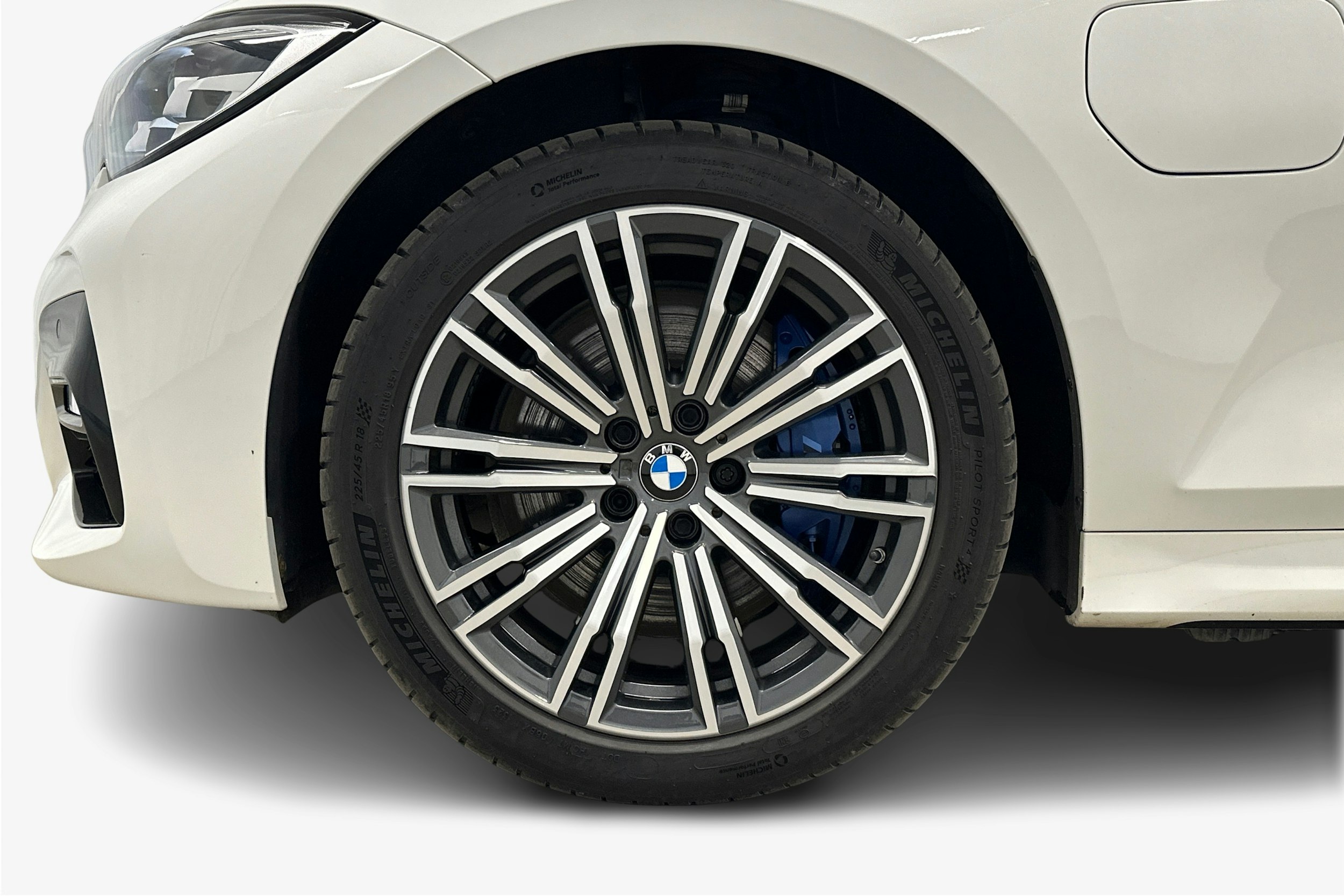 valkoinen BMW 330 2021 kuva 11.