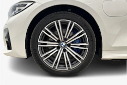 valkoinen BMW 330 2021 kuva 11.