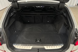 valkoinen BMW 330 2021 kuva 14.
