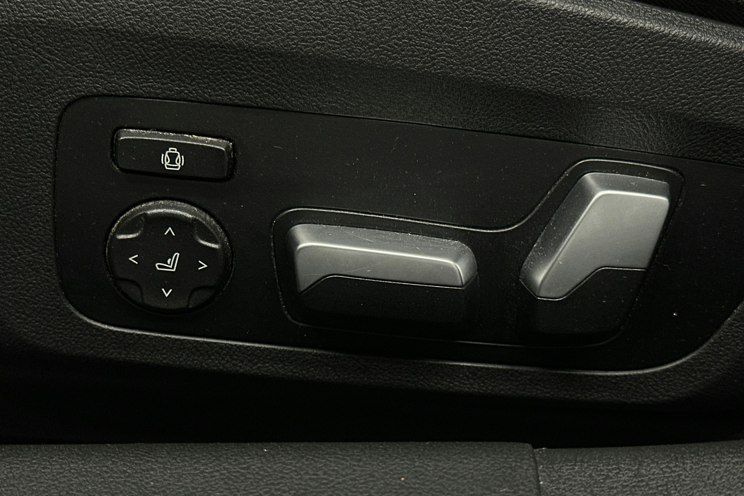 valkoinen BMW 330 2021 kuva 19.