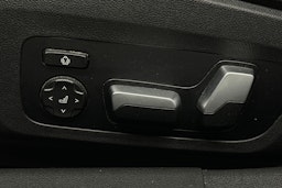 valkoinen BMW 330 2021 kuva 19.