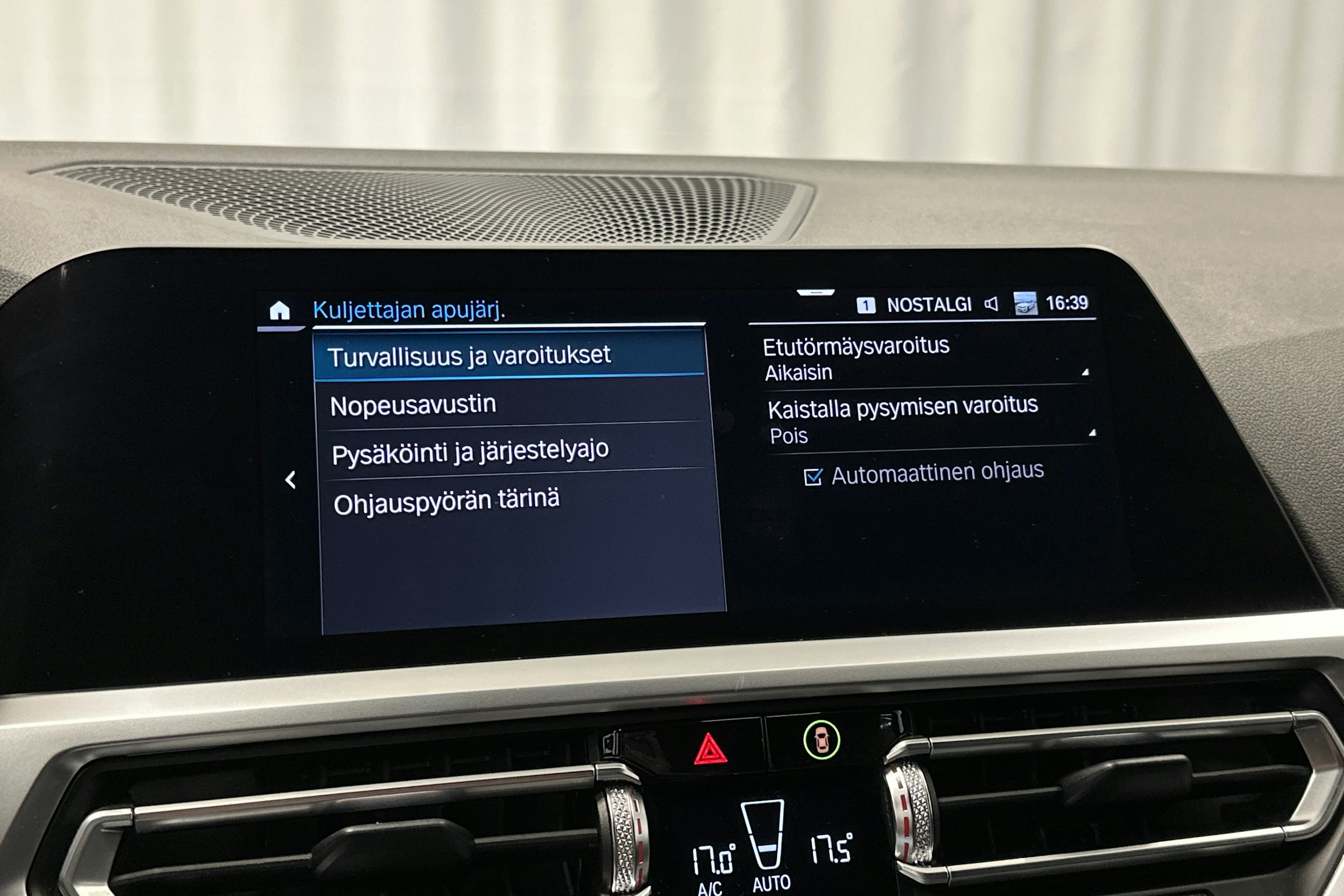 valkoinen BMW 330 2021 kuva 28.