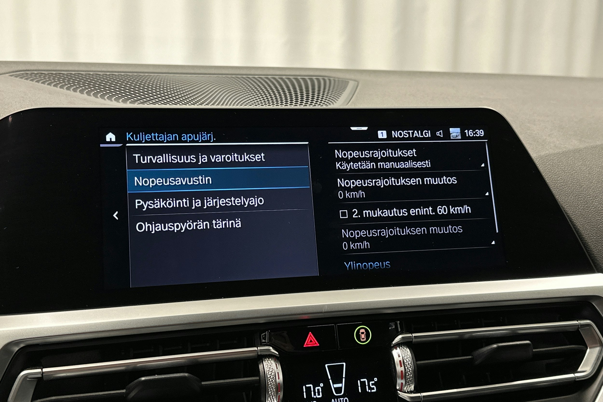 valkoinen BMW 330 2021 kuva 29.