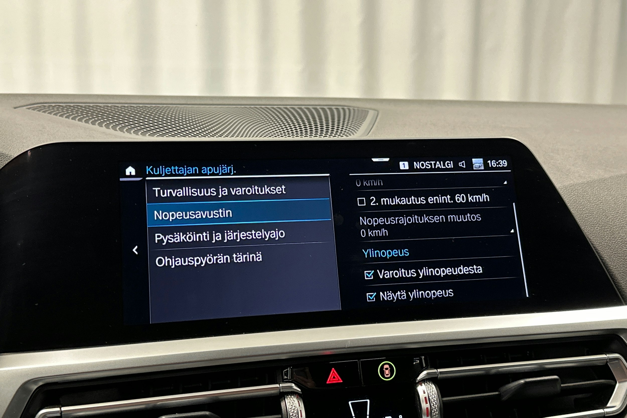 valkoinen BMW 330 2021 kuva 30.