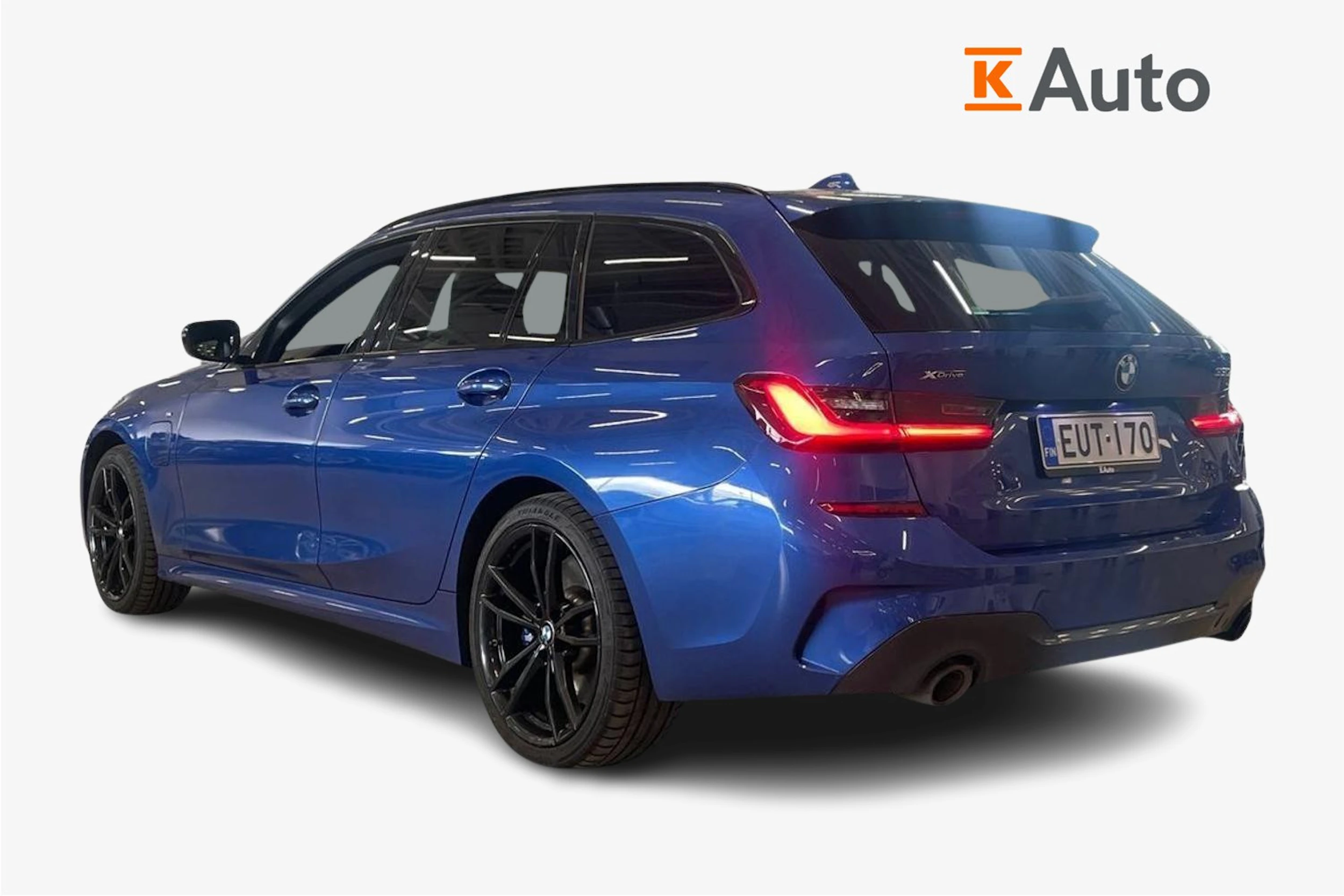 sininen BMW 330 2021 kuva 2.
