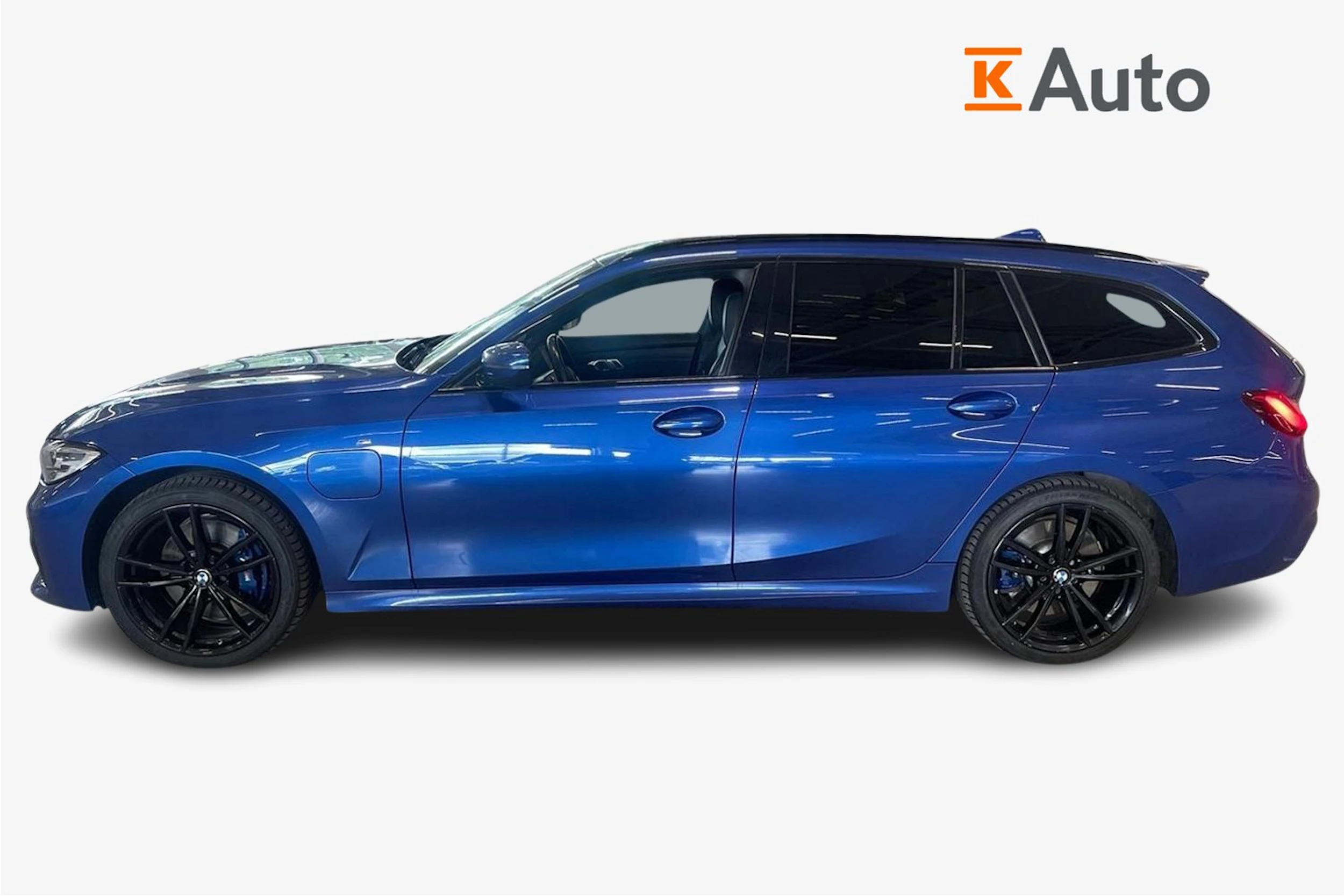 sininen BMW 330 2021 kuva 5.