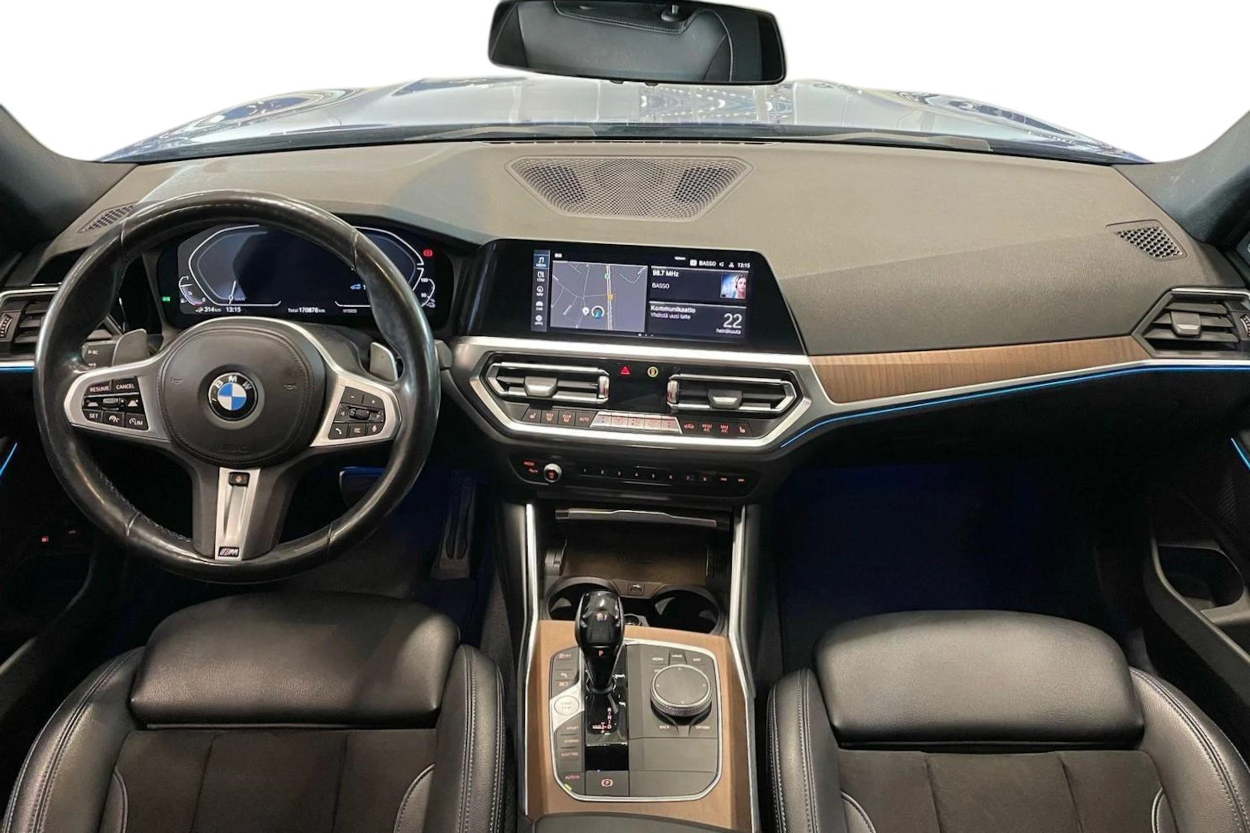 sininen BMW 330 2021 kuva 7.