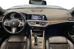 sininen BMW 330 2021 kuva 7.