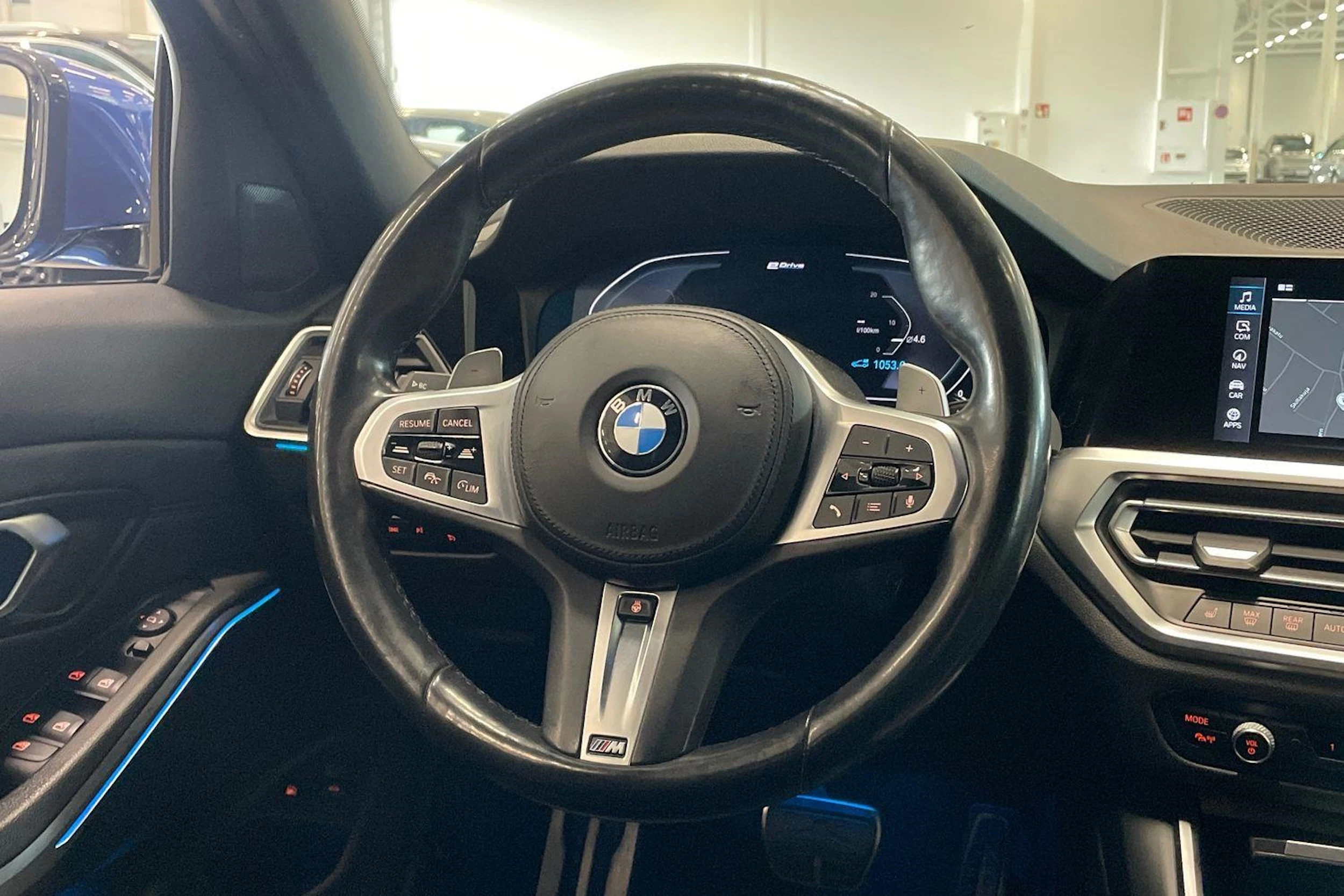 sininen BMW 330 2021 kuva 12.
