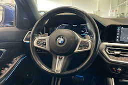 sininen BMW 330 2021 kuva 12.