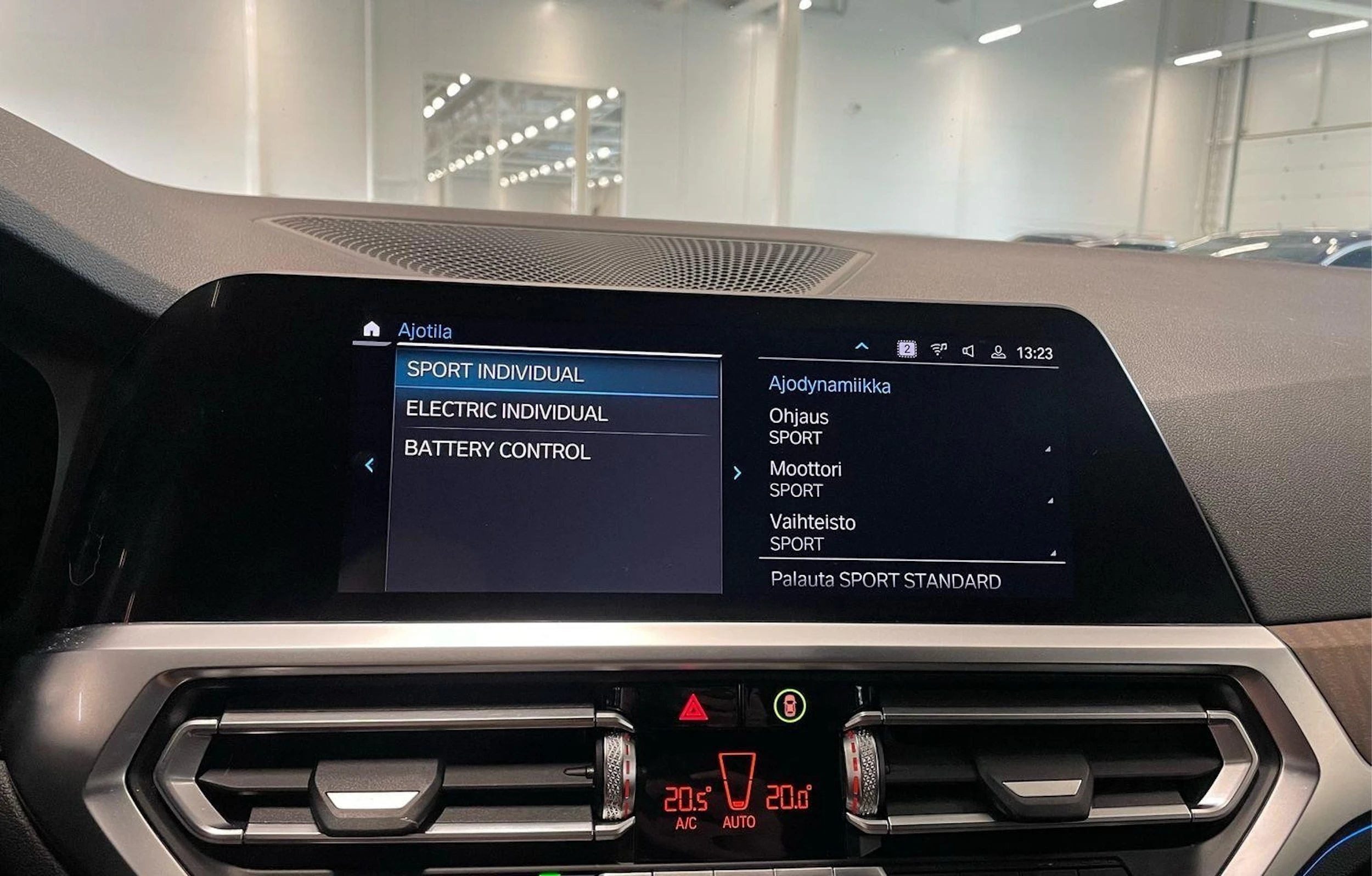 sininen BMW 330 2021 kuva 22.