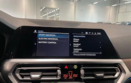 sininen BMW 330 2021 kuva 22.