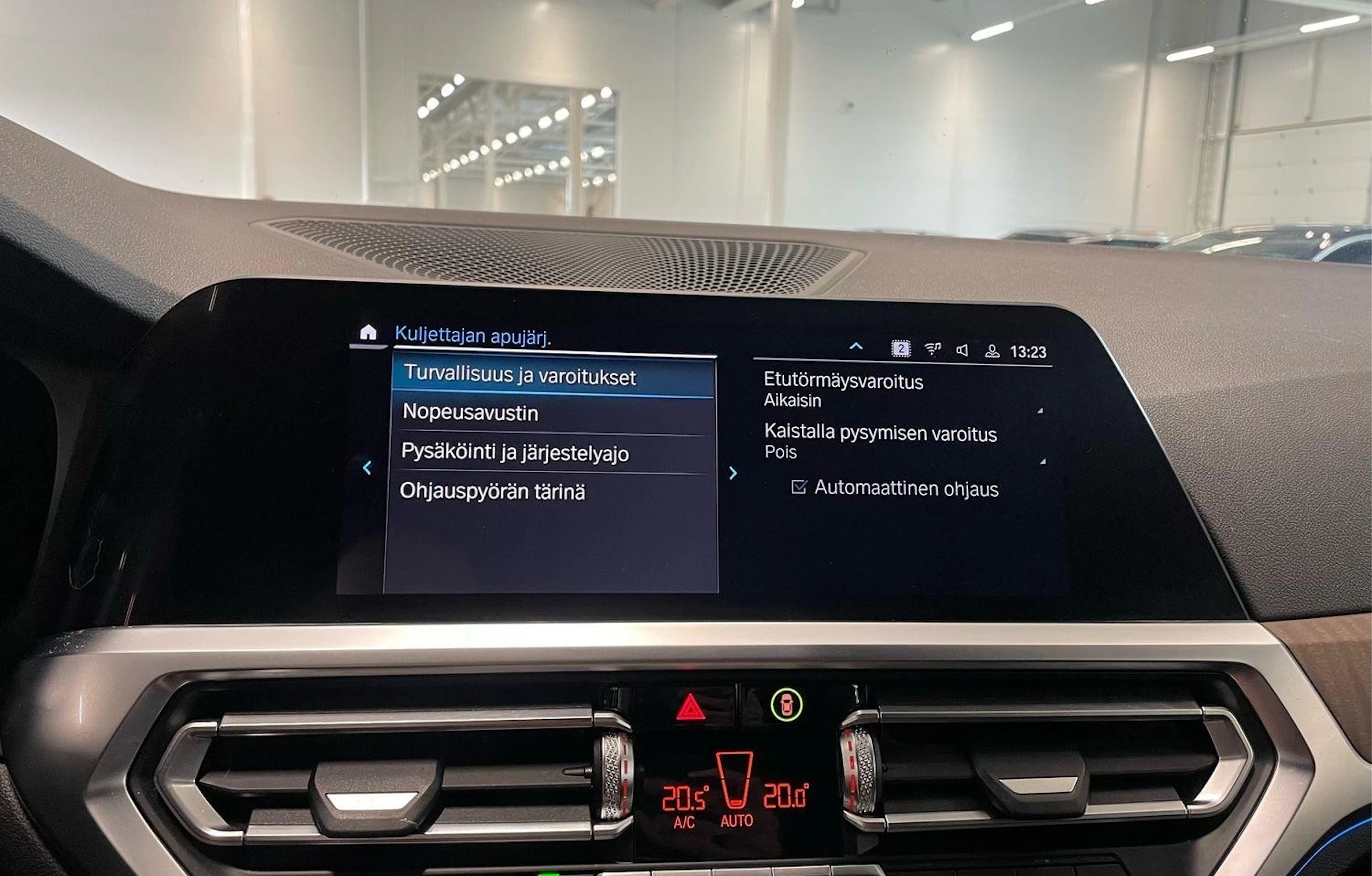 sininen BMW 330 2021 kuva 23.
