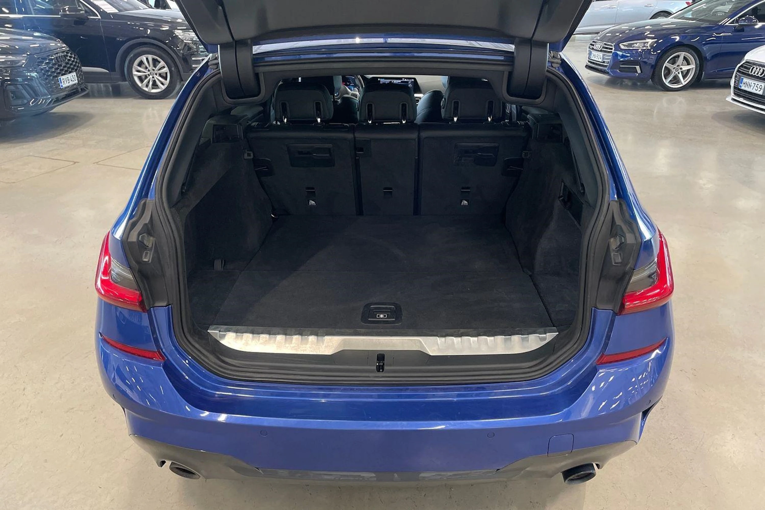sininen BMW 330 2021 kuva 30.