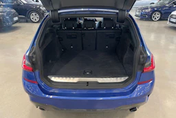sininen BMW 330 2021 kuva 30.