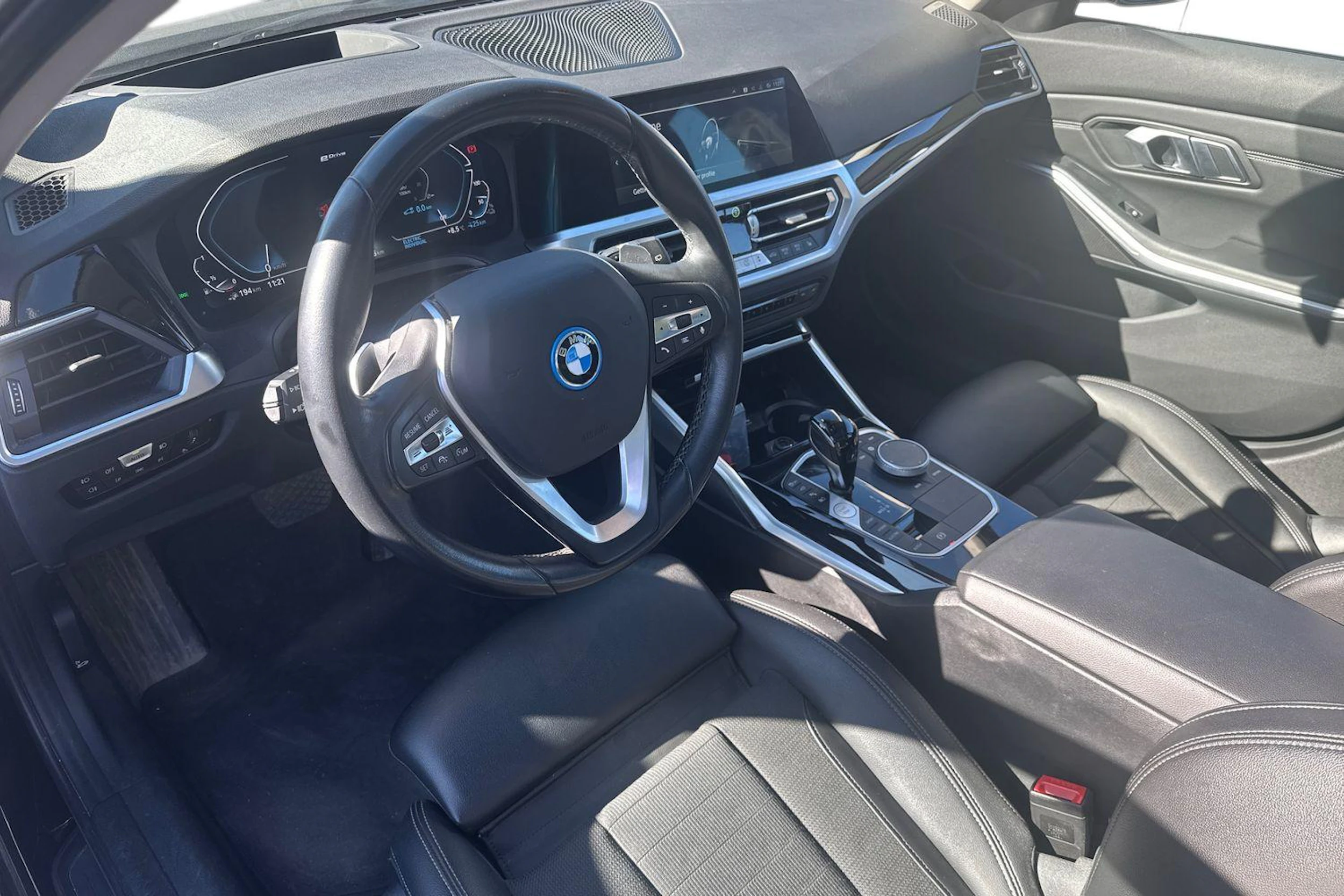 musta BMW 330 2021 kuva 3.