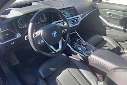 musta BMW 330 2021 kuva 3.