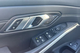 musta BMW 330 2021 kuva 4.