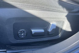 musta BMW 330 2021 kuva 5.